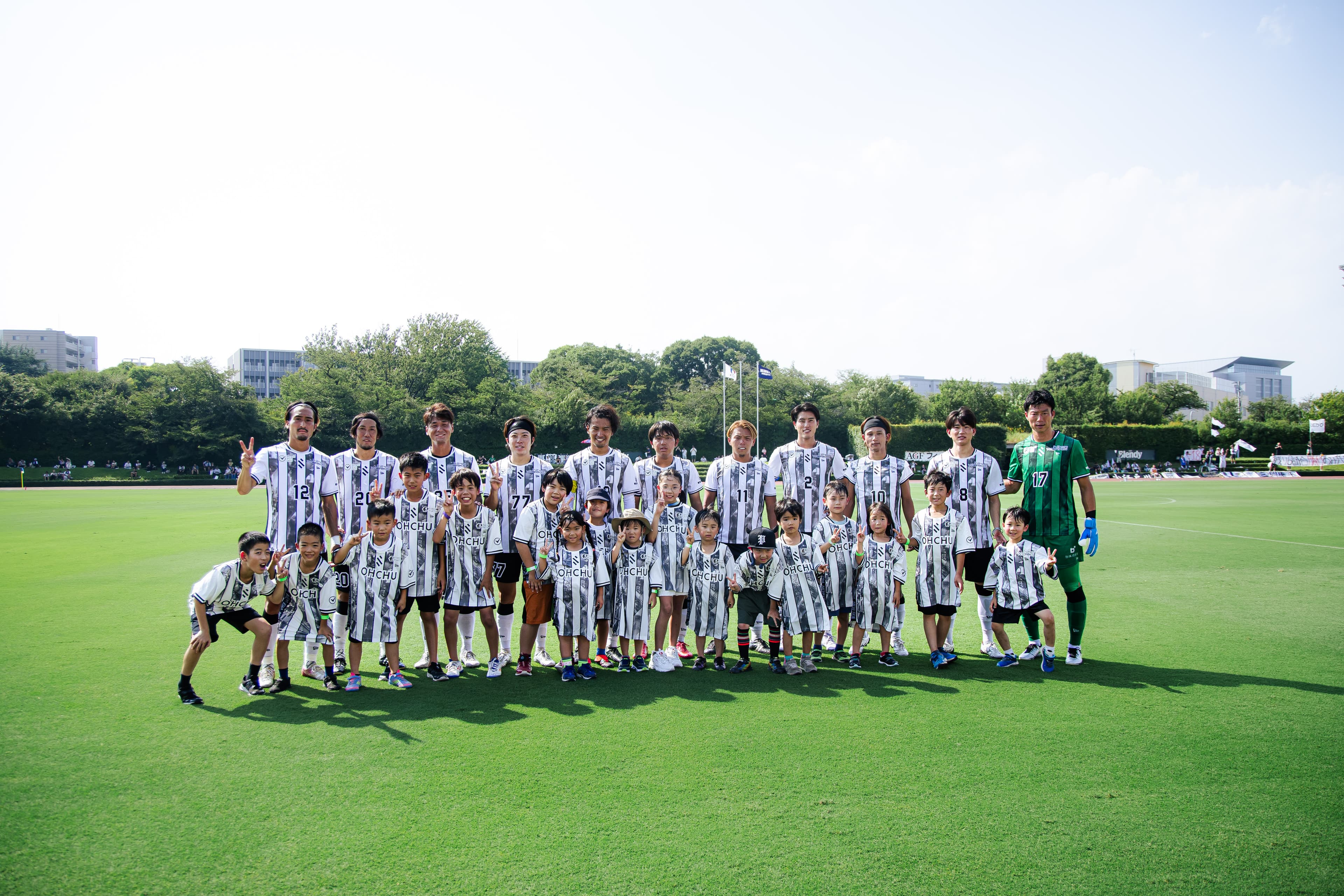 SHIBUYA CITY FCの選手と子どもたちの集合写真