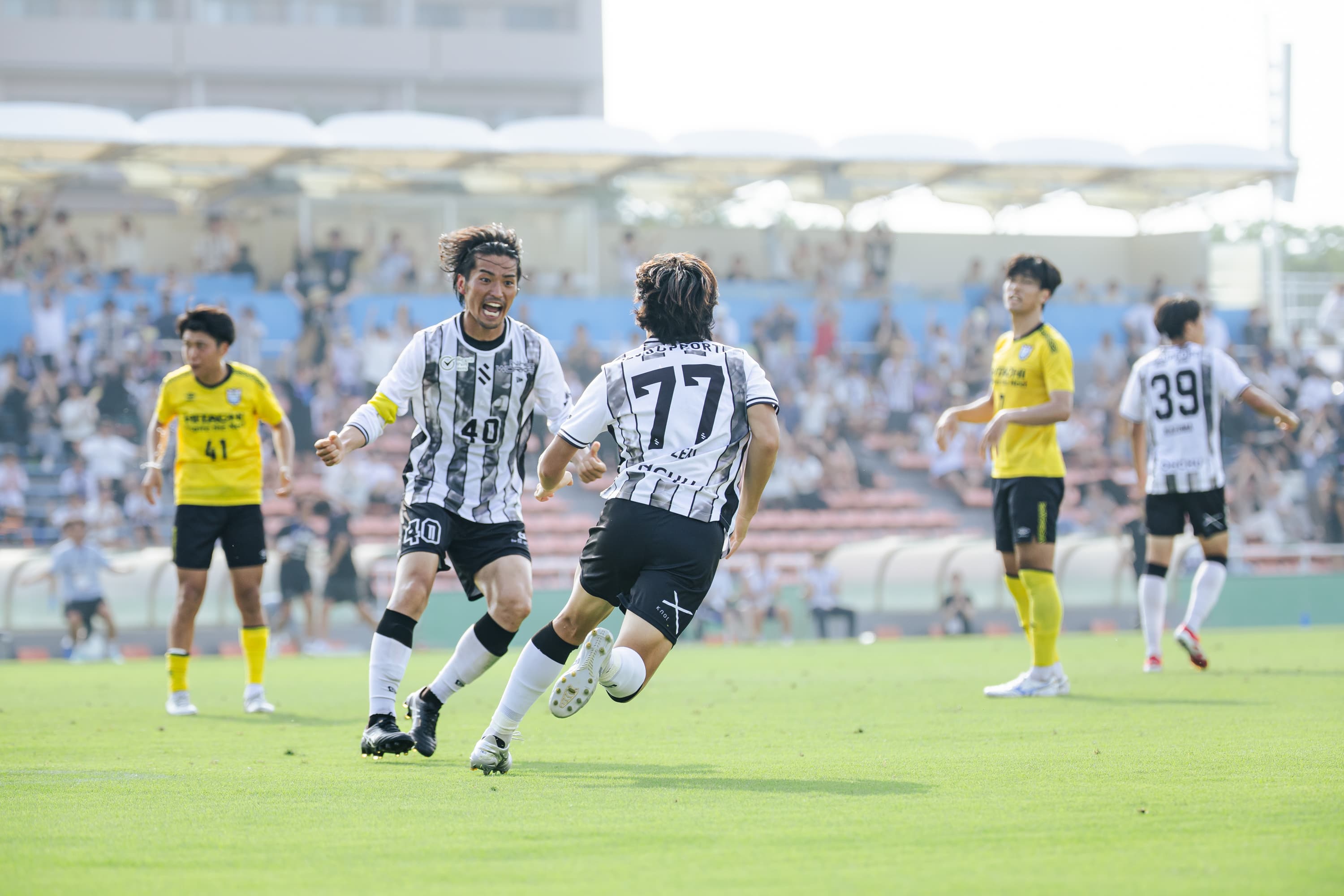 SHIBUYA CITY FCの選手が得点を喜ぶシーン