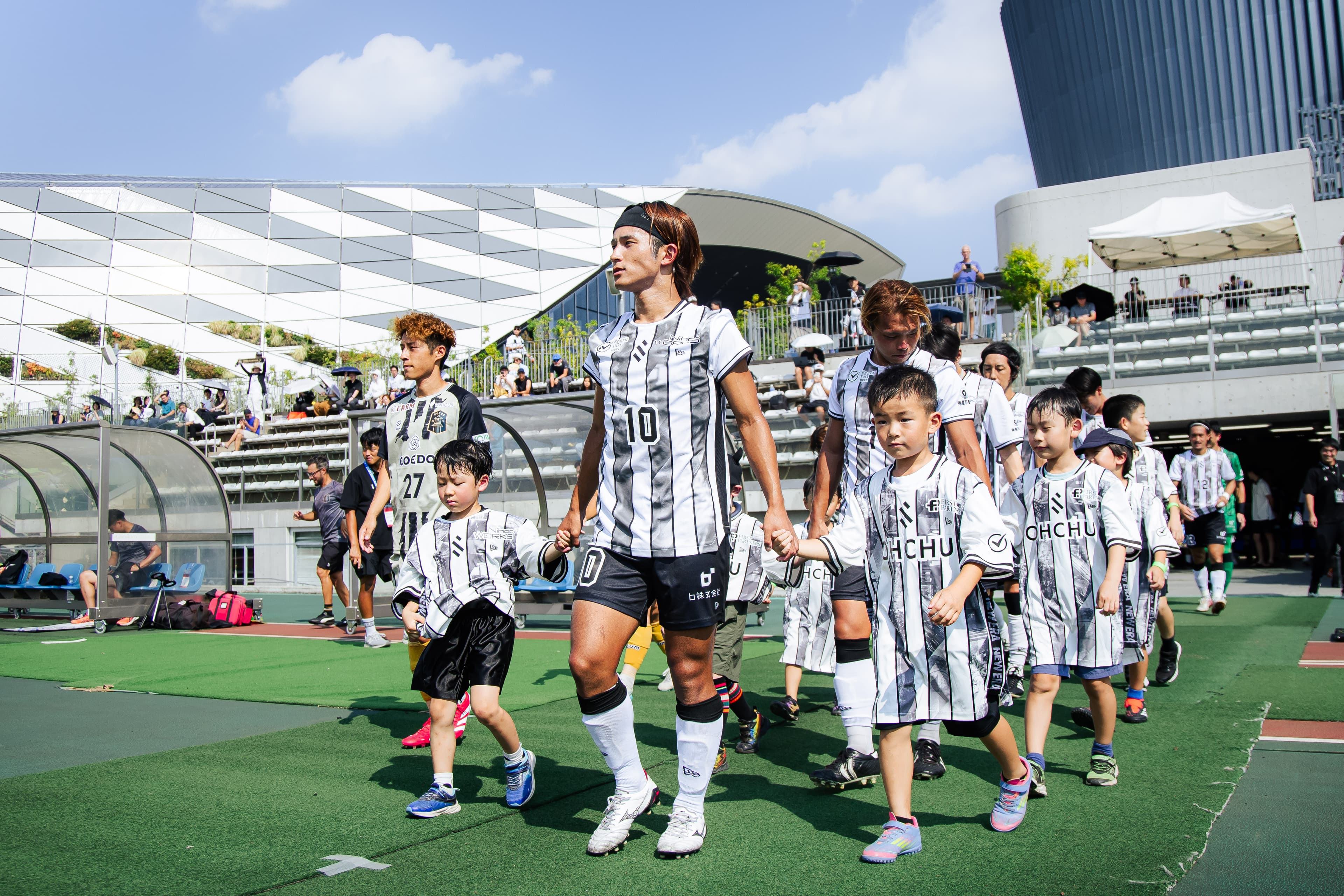 SHIBUYA CITY FCの選手と子どもたちが入場する写真